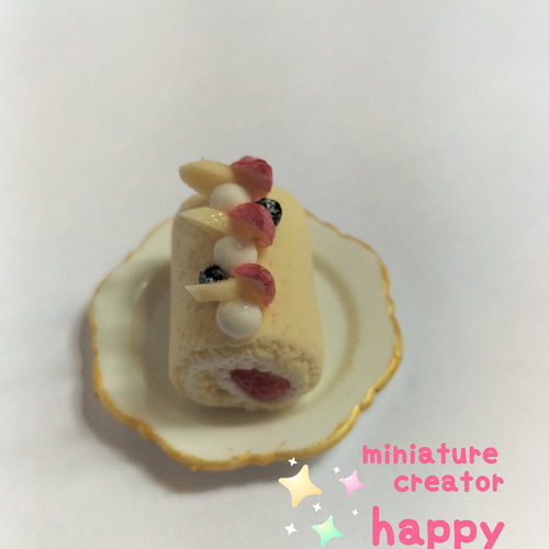 ハンドメイドロールケーキフェイクスイーツチャームキーホルダーいちご