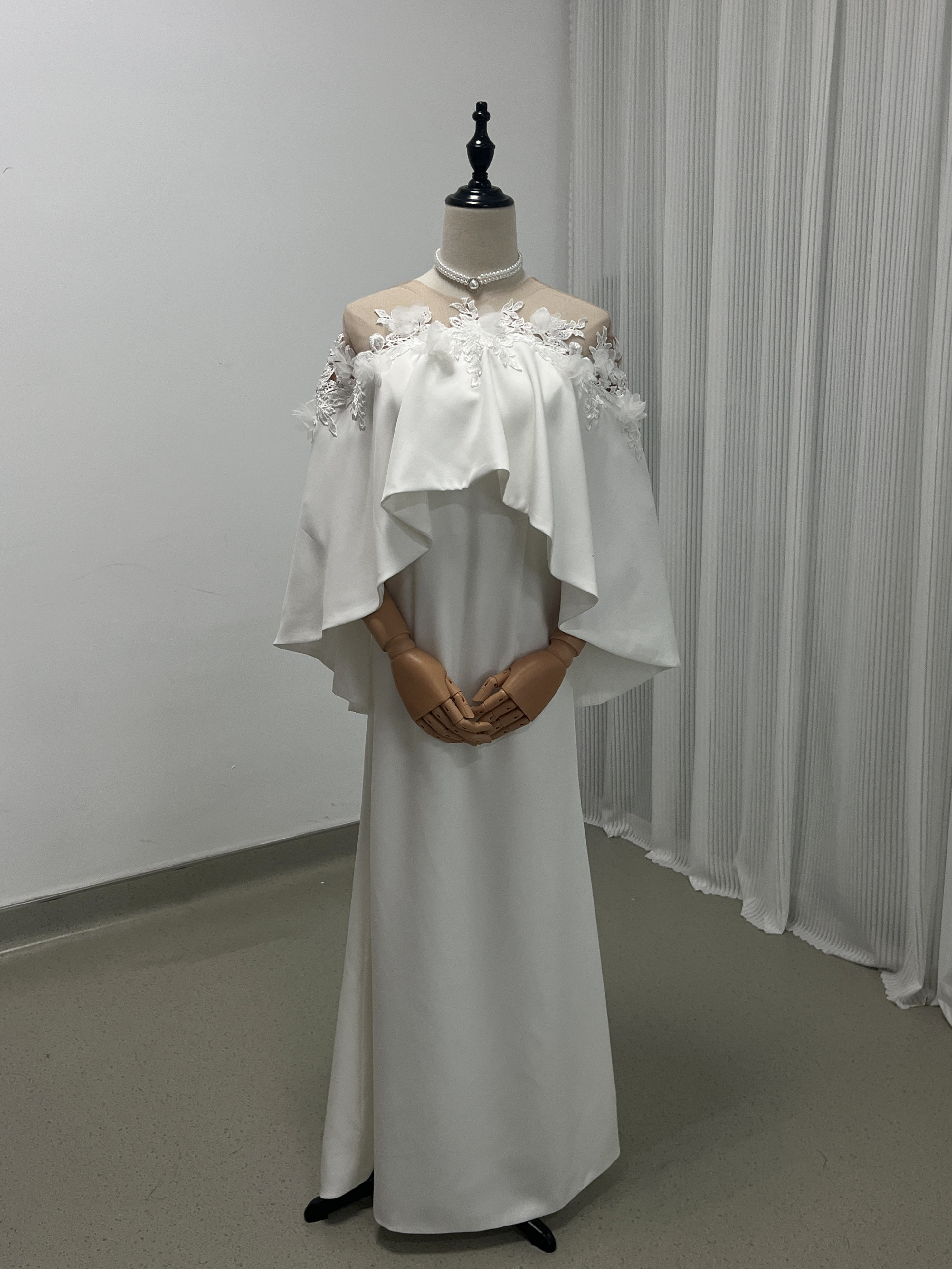 送料無料！ウェディングドレス ケープ風ドレス 花モチーフ 床付く ブライダル アンティークなドレス