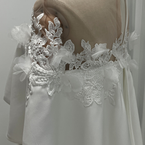 送料無料！ウェディングドレス ケープ風ドレス 花モチーフ 床付く