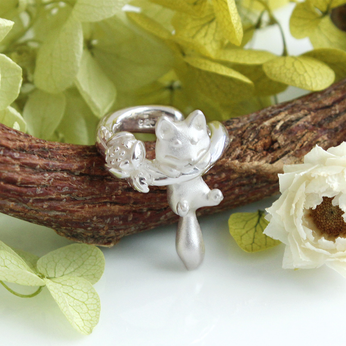 キツネと椿のイヤーカフ(白)