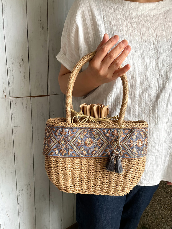 anpcANNA SUI 蝶刺繍 かごバッグ 夏にピッタリ！インド刺繍リボンでおめかしかごバッグ かごバッグ mi