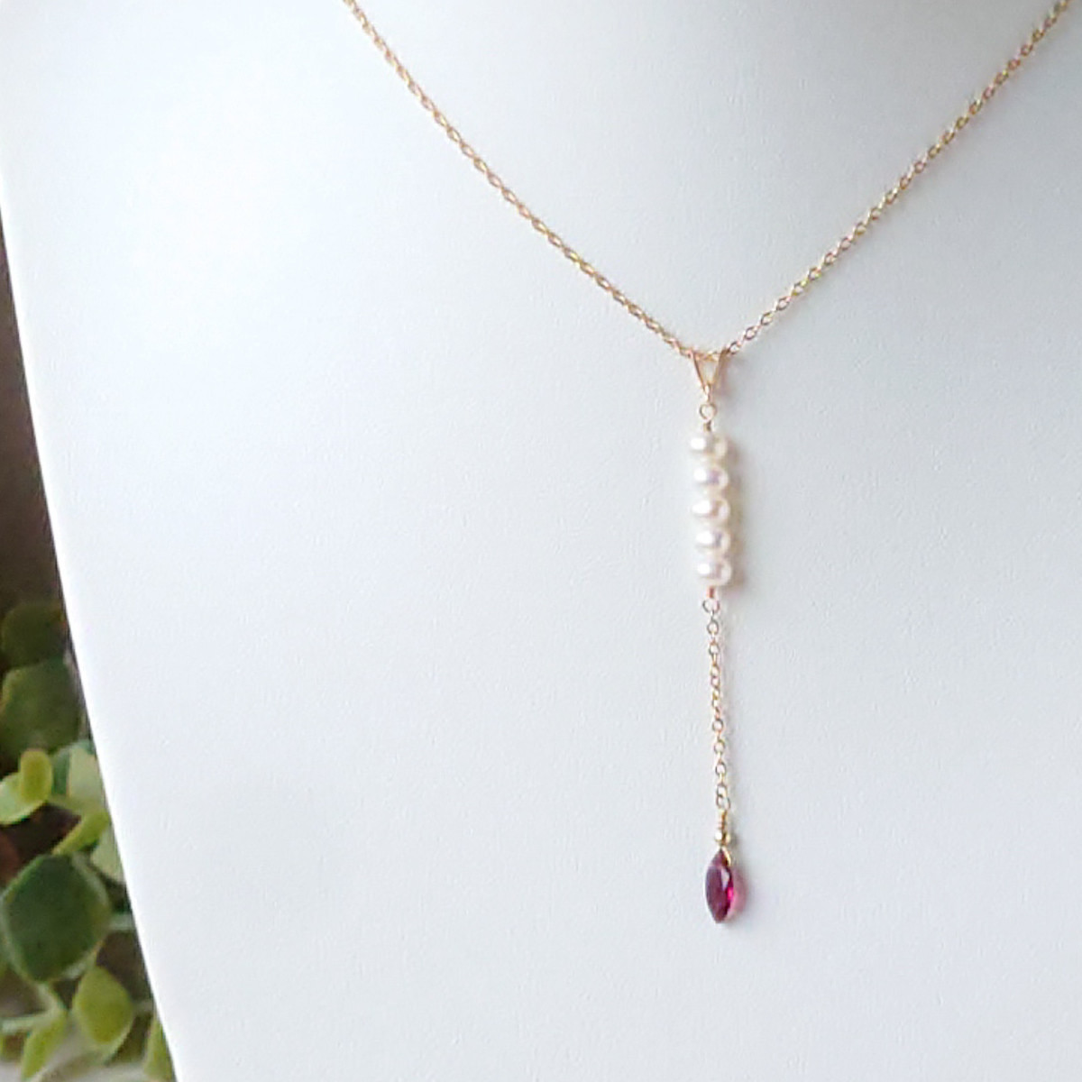 SG24N0014-02  ロードライトガーネットと淡水パールのＹ字調ネックレス サージカルステンレス　ゴールドカラー