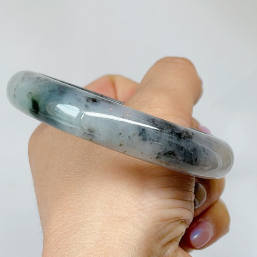 新入荷】本翡翠保証‼️天然翡翠 黒翡翠バングル 内径約58.9mm 新入荷】本翡翠保証‼️天然翡翠 黒翡翠バングル 内径約58.9mm
