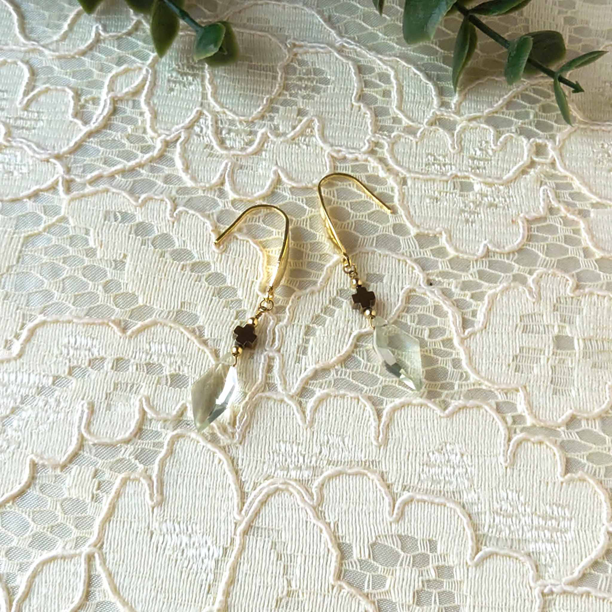 SG24P0010-01　煌めく透明感！スピンドルカットのグリーンアメジストのピア　サージカルステンレス　ゴールドカラー