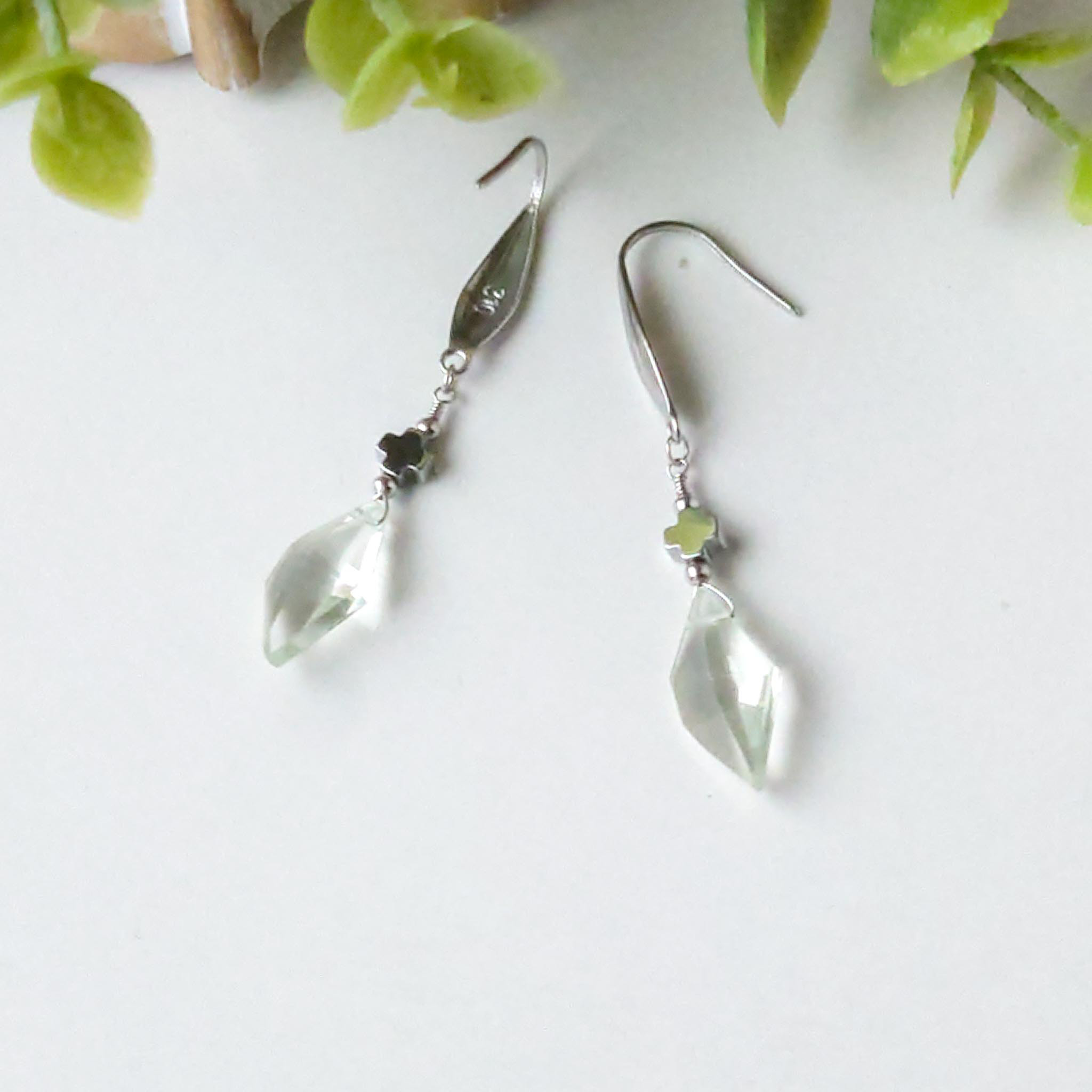 SS24P1010-01　煌めく透明感！スピンドルカットのグリーンアメジストのピアスサージカルステンレス　ステンレスカラ