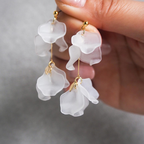 petal short #212】 花びら クリア 透ける 白 イヤリング ピアス