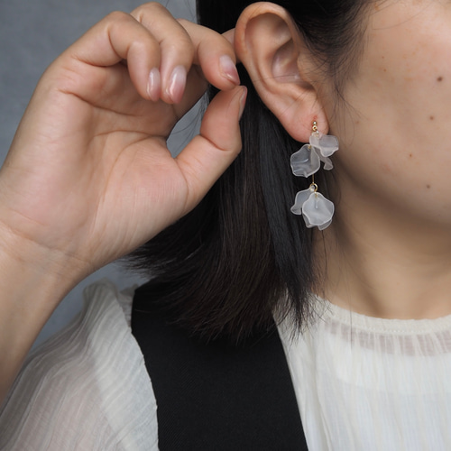 petal short #212】 花びら クリア 透ける 白 イヤリング ピアス