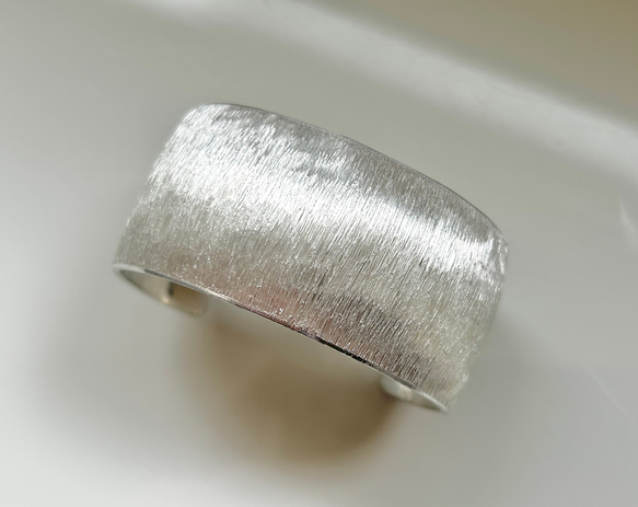 バングル「curb」 levin inward bend 1枚目の画像