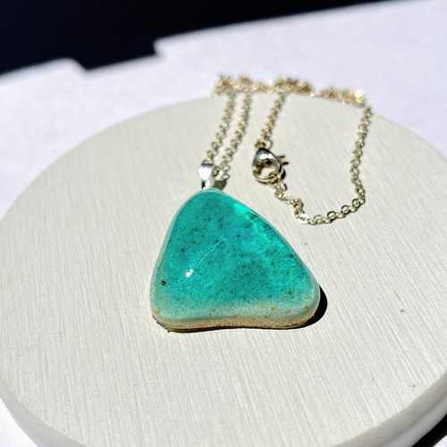 ターコイズブルーの三角海ネックレス / 水面 / 沖縄 ネックレス