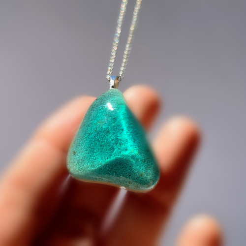 ターコイズブルーの三角海ネックレス / 水面 / 沖縄 ネックレス
