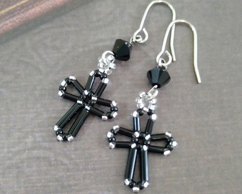 【1199】スワロフスキービーズのドームピアス／イヤリング 1199】スワロフスキービーズのドームピアス／イヤリング