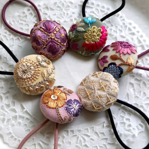 インド刺繍 くるみボタン ヘアゴム ② 国産ヘアゴム使用】インド刺繍リボンのくるみボタンヘアゴム No.2
