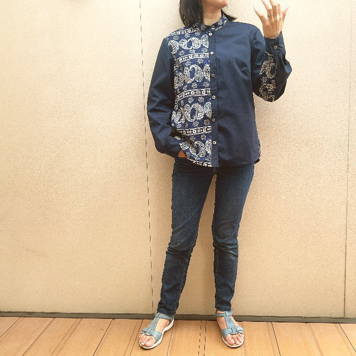 ペーズリー模様とネービーのちょっと大きめシャツブラウス