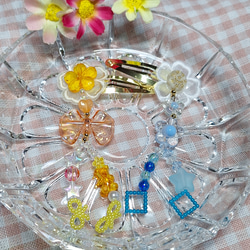 キラキラ✨ビーズのヘアアクセサリー*花飾り*(オレンジ&ブルー系) 1枚目の画像