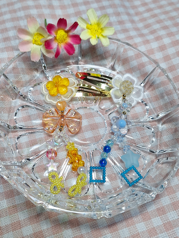 キラキラ✨ビーズのヘアアクセサリー*花飾り*(オレンジ&ブルー系) 1枚目の画像
