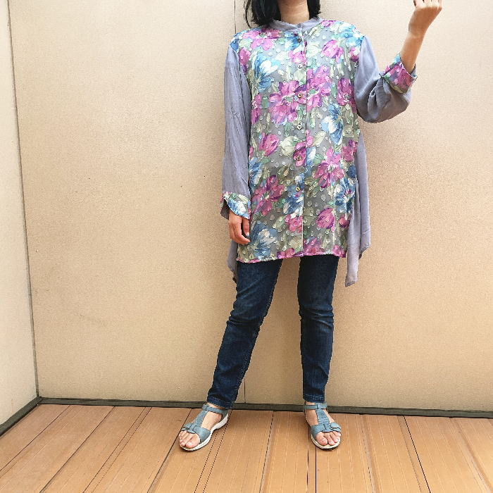 ポップな花柄のちょっと大きめローンシャツブラウス 7,546円