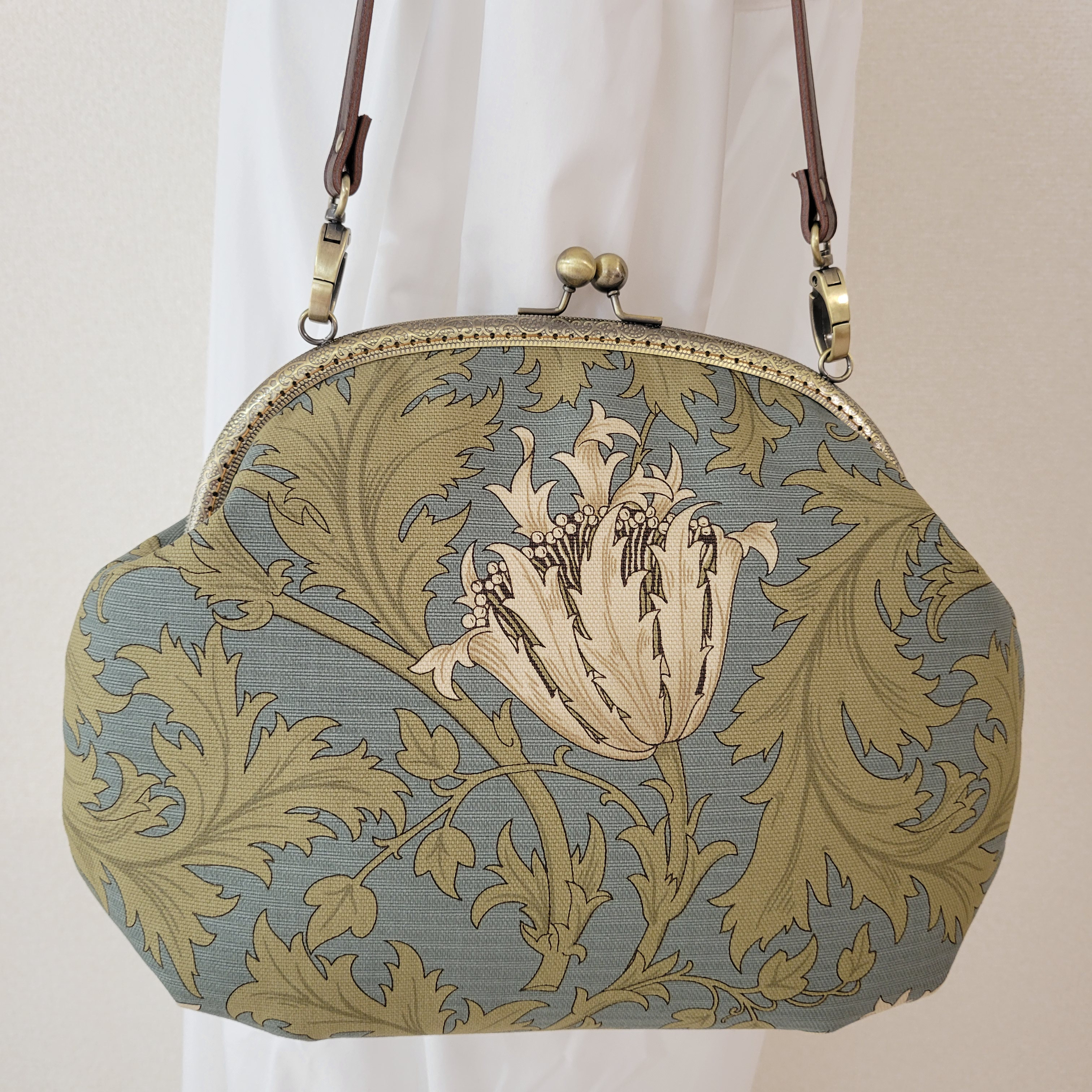 ウィリアムモリス　アネモネ　ブルーグレー　がま口バッグ