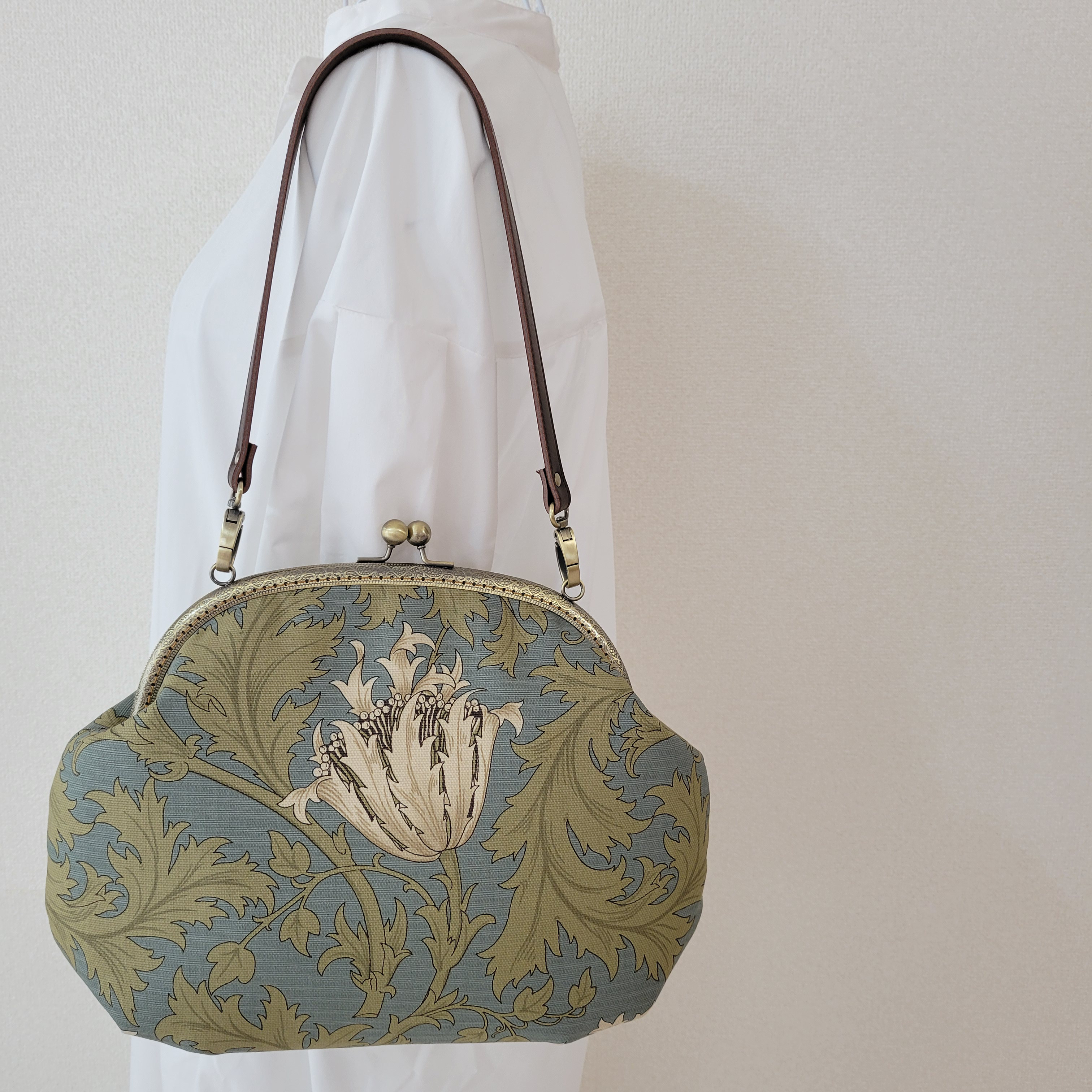 ウィリアムモリス　アネモネ　ブルーグレー　がま口バッグ