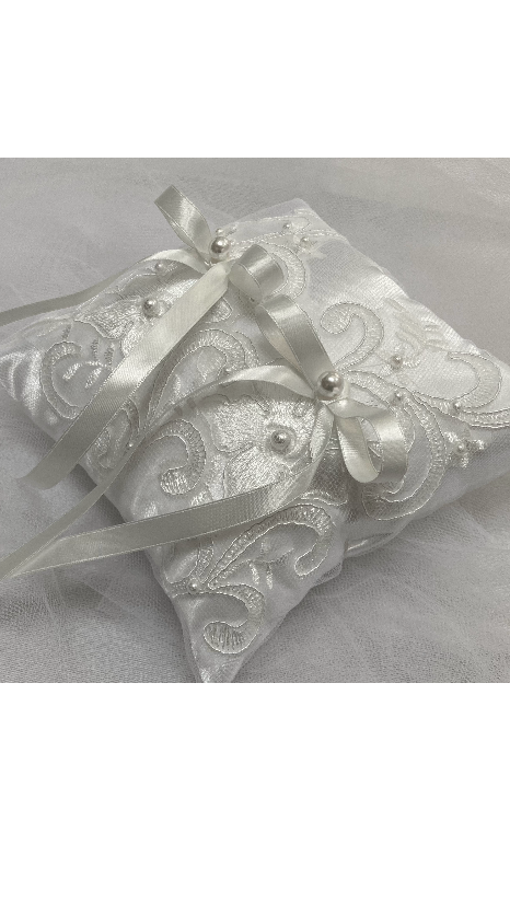 ＊特別感のある、パールビーズのレースとイニシャルを付けたリングピローキット＊の完成品