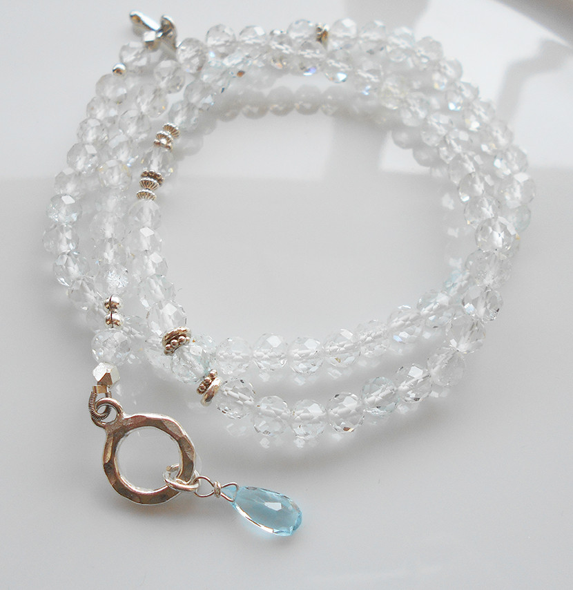 眩いきらめき　青空の雫をつけたホワイトトパーズのネックレス