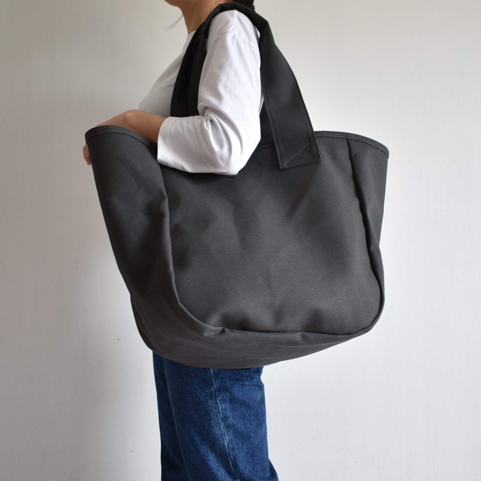 GABA2 TOTE BAG（チャコール/グレー）肩掛け 大容量 帆布 トートバッグ マチ広め ポケット３つ