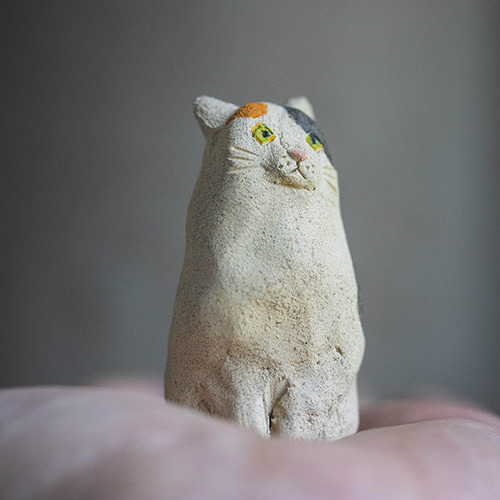 見つめるみっちゃん三毛猫【猫_865】 立体・オブジェ 深尾竜騎