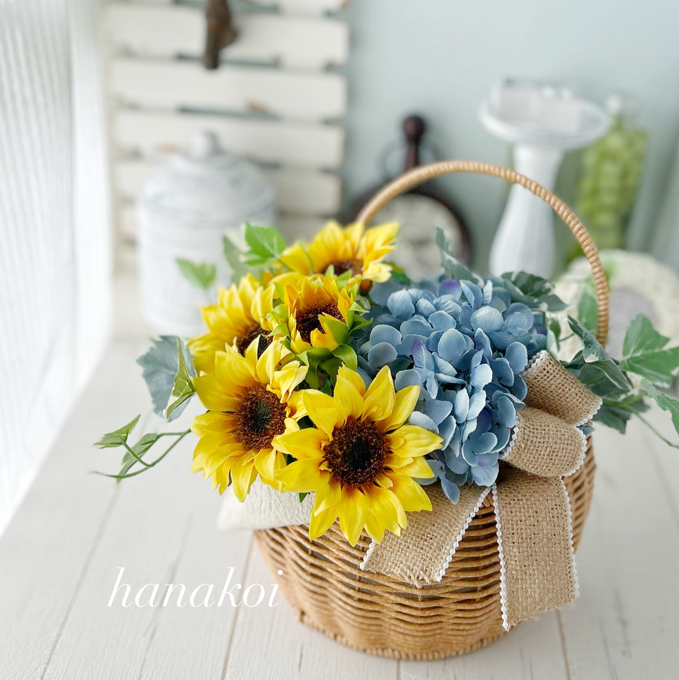ヒマワリ（造花）と紫陽花のエレガントナチュラルな夏のバスケット（カゴ）アレンジ　「夏の誕生花2025」