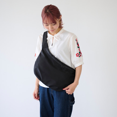 ﾓﾘﾉｶﾞｯｺｳ ふんわり軽いA4入る ナイロンショルダーバッグ(ブラック  