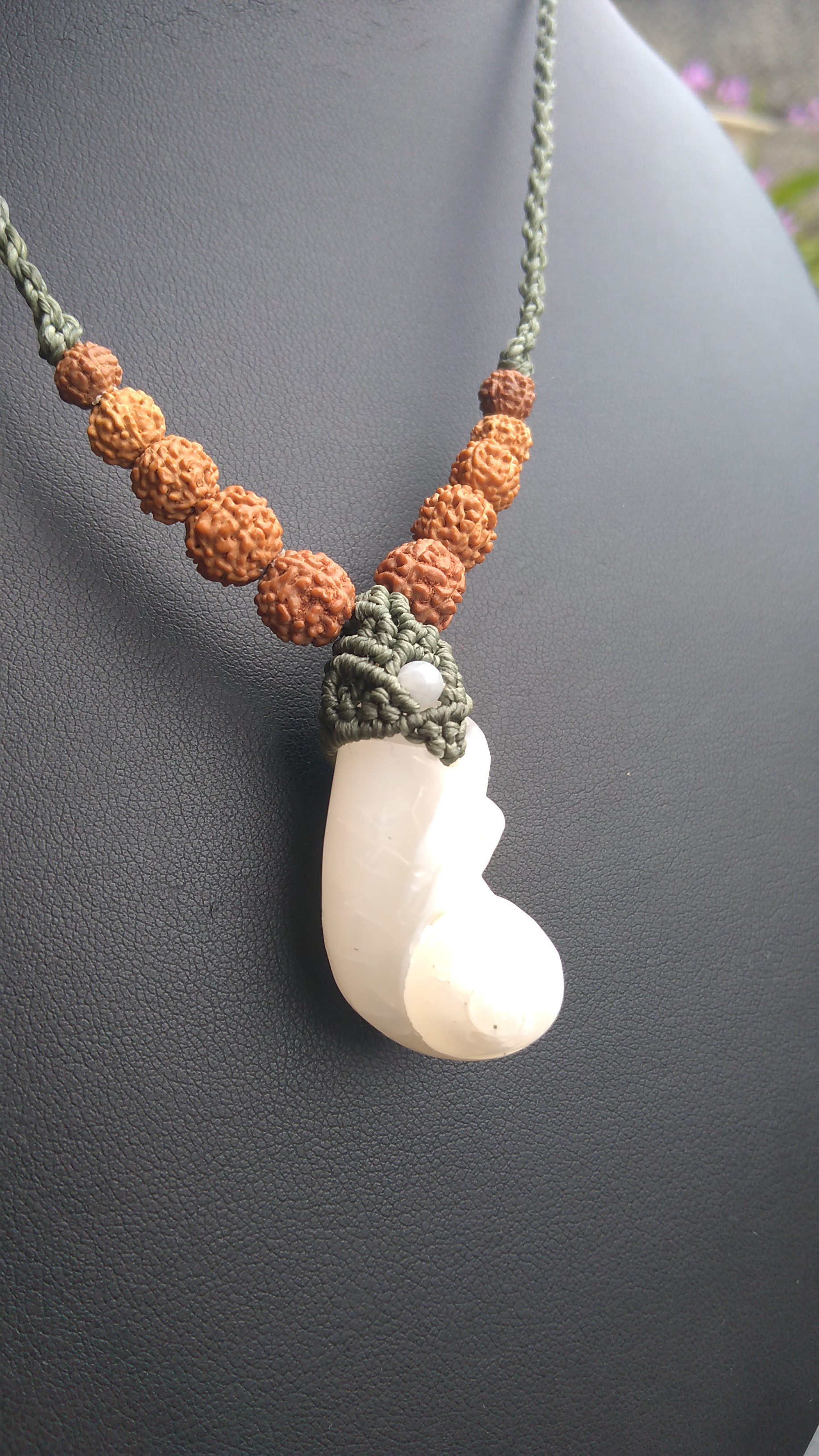 【聖なるケオン】の天然石マクラメペンダント[PEN-161]