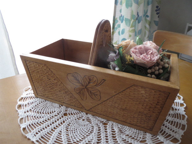 木彫りの持ち手付き岡持ち・物入れ★四つ葉のクローバー★材質榀の木　サイズ約長さ280x幅140ｘh130ｘ手ｈ155m㎜