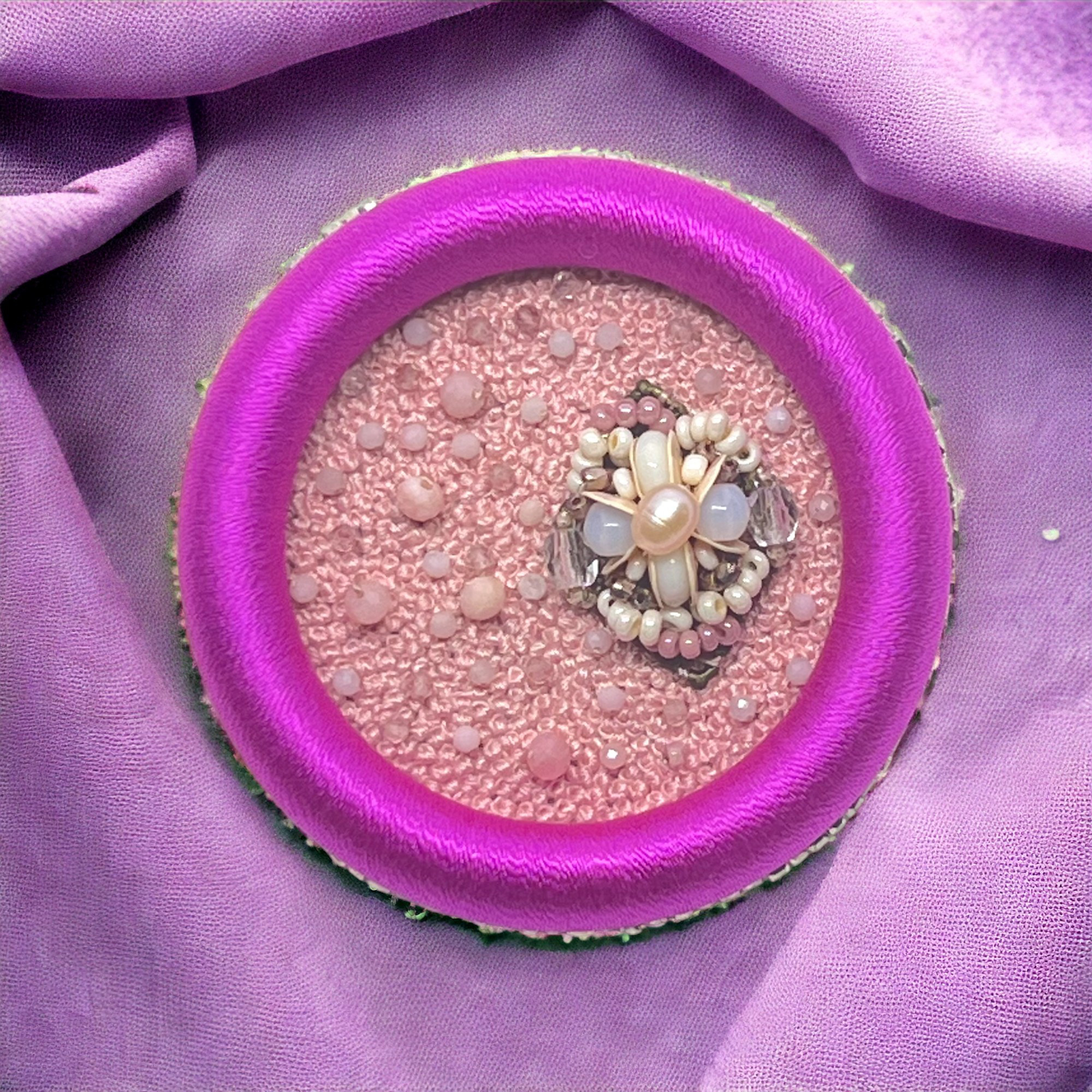 牡丹色フレームと桜花びら刺繍ブローチ　l-bczd001bro　★アートアクセサリー★