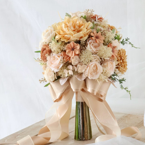 優しいオレンジベージュのラウンドクラッチブーケ 造花ウェディング