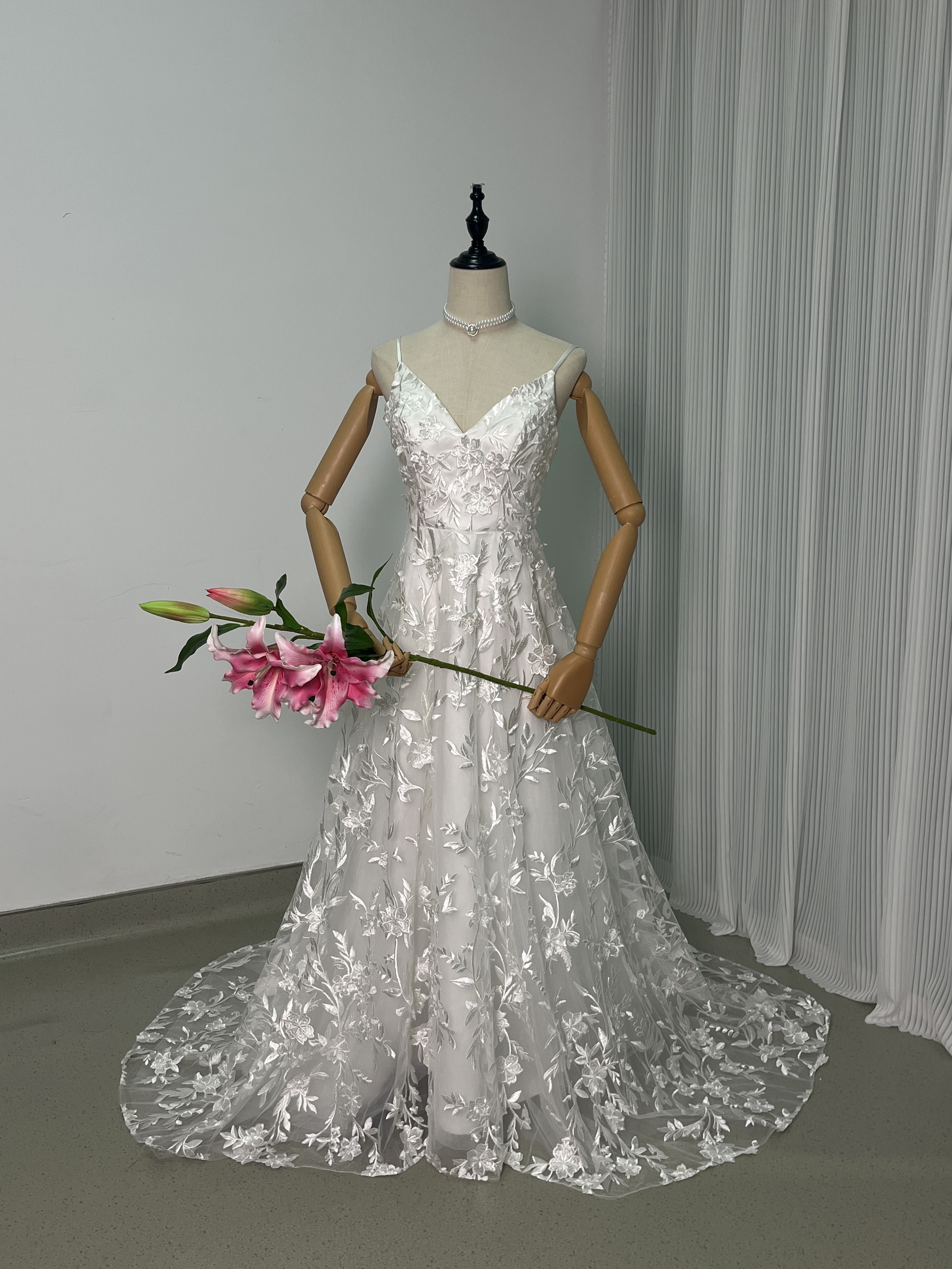 送料無料！ウェディングドレス キャミソール Vネック 3D立体レース刺繍 ブライダル 披露宴/結婚式