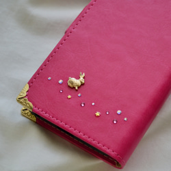 星達の輝き。手帳型スマホケース『うさぎと月のロマンティック』ぴょんと飛ぶ兎、大人可愛いピンクとゴールド☆全機種対応 5枚目の画像