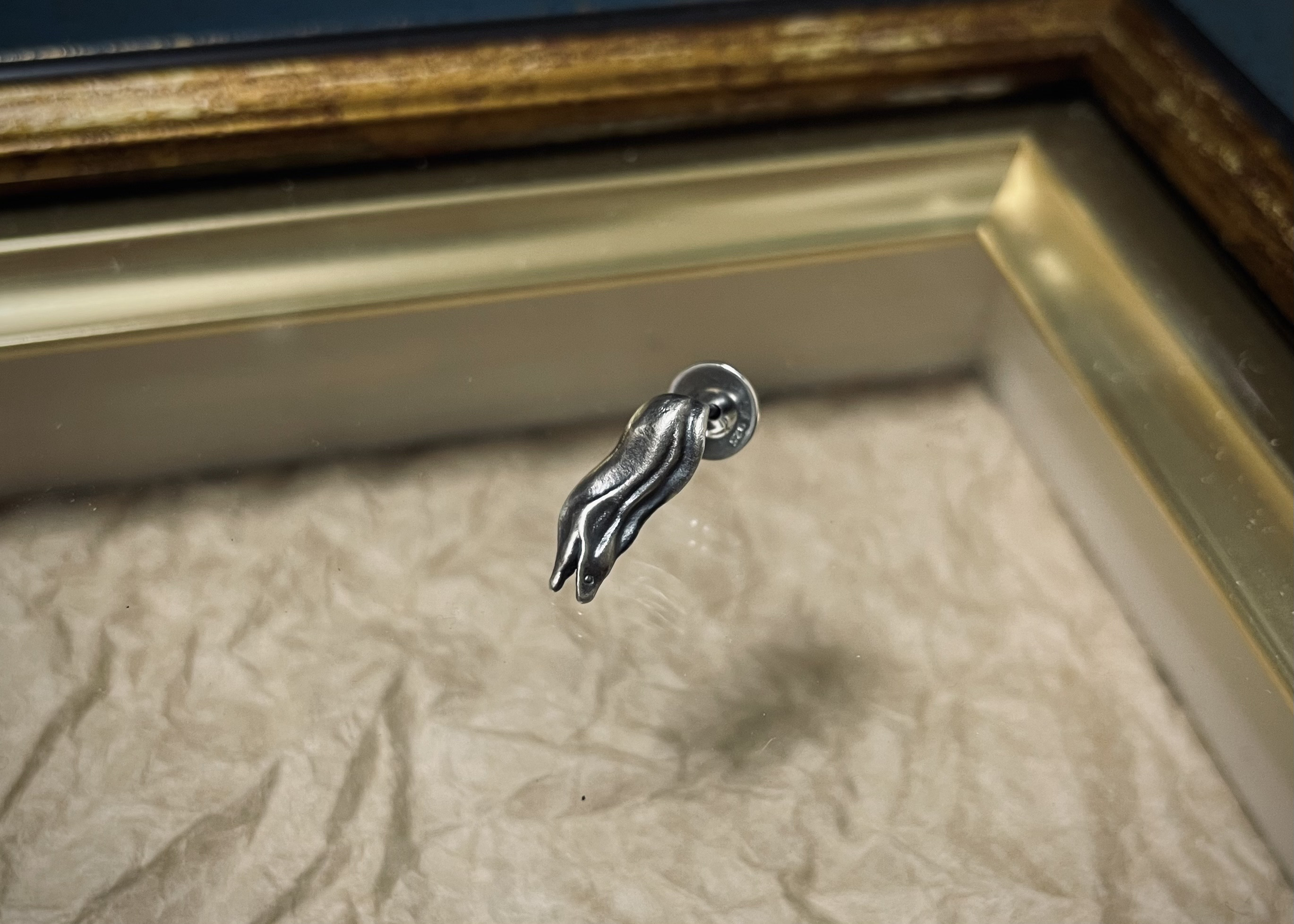 【片ピアス】こぼれるウツボ