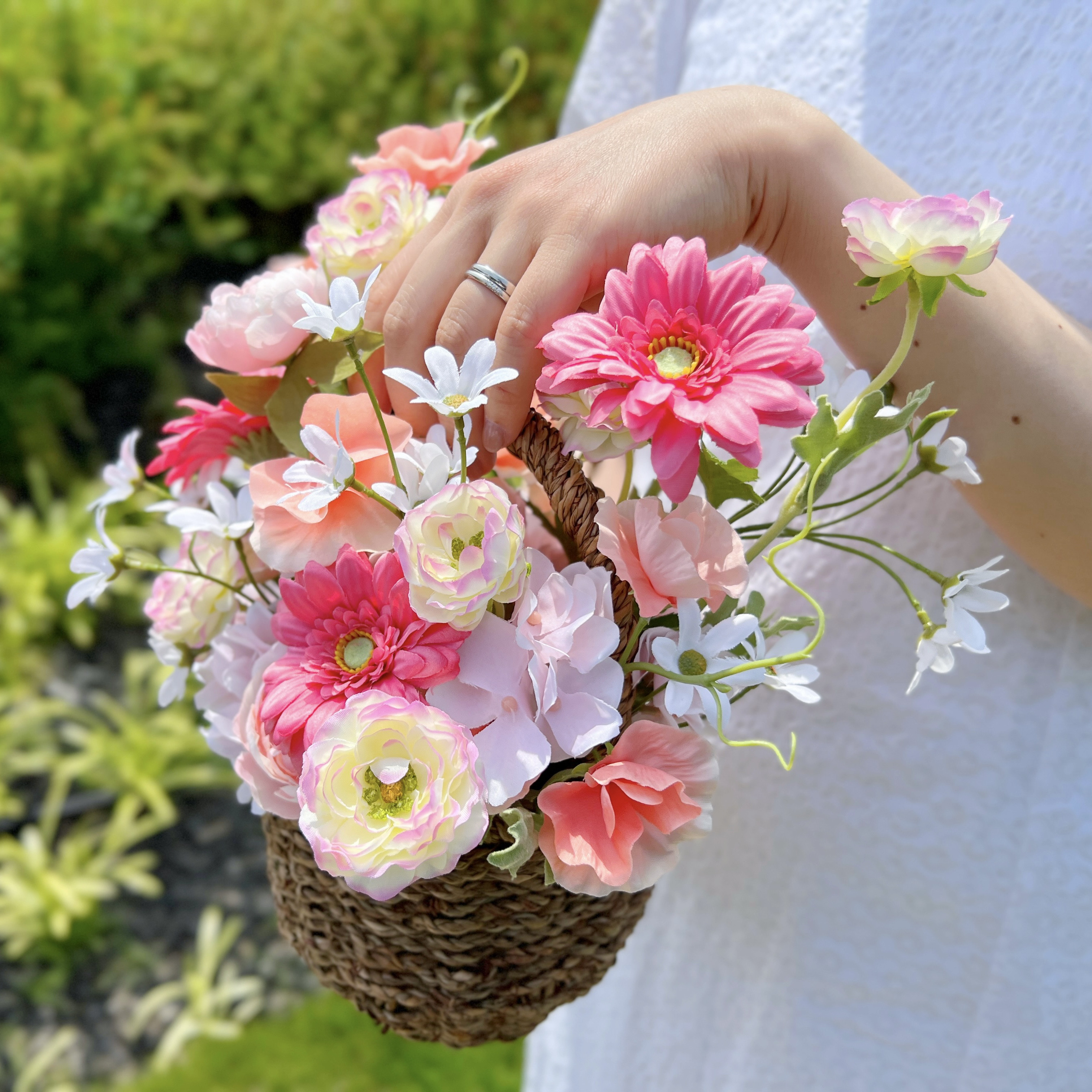 韓国っぽ♡フラワーバスケット/送別　卒業　入学　ホワイトデー/Mサイズ　メッセージカード付き　アーティフィシャルフラワー