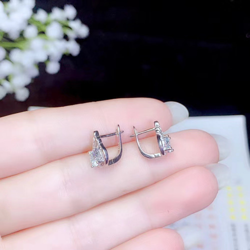 newデザイン】輝くモアサナイト ピアス K 18WG ピアス（フープ） ルイ 
