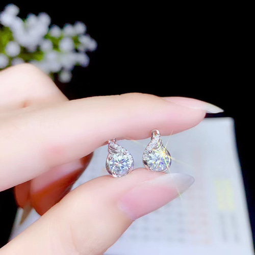 newデザイン】輝くモアサナイト ピアス K 18WG ピアス（フープ） ルイ 