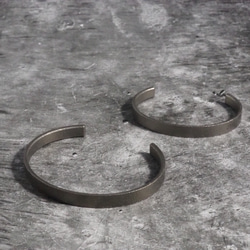 ペア使いにもおすすめ！ チタン製太めなフラットバングル マットシルバー 3枚目の画像