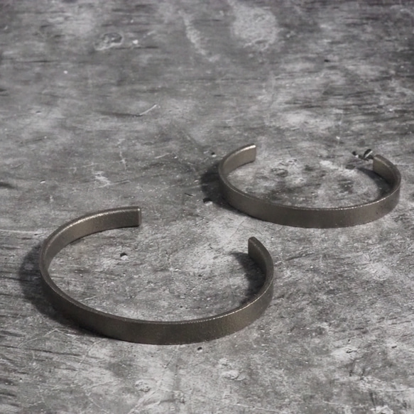 ペア使いにもおすすめ！ チタン製太めなフラットバングル マットシルバー 3枚目の画像