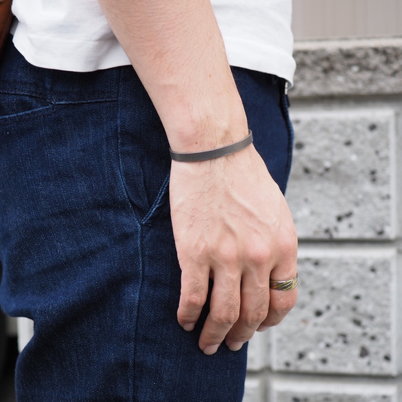 ペア使いにもおすすめ！ チタン製太めなフラットバングル マットシルバー 5枚目の画像