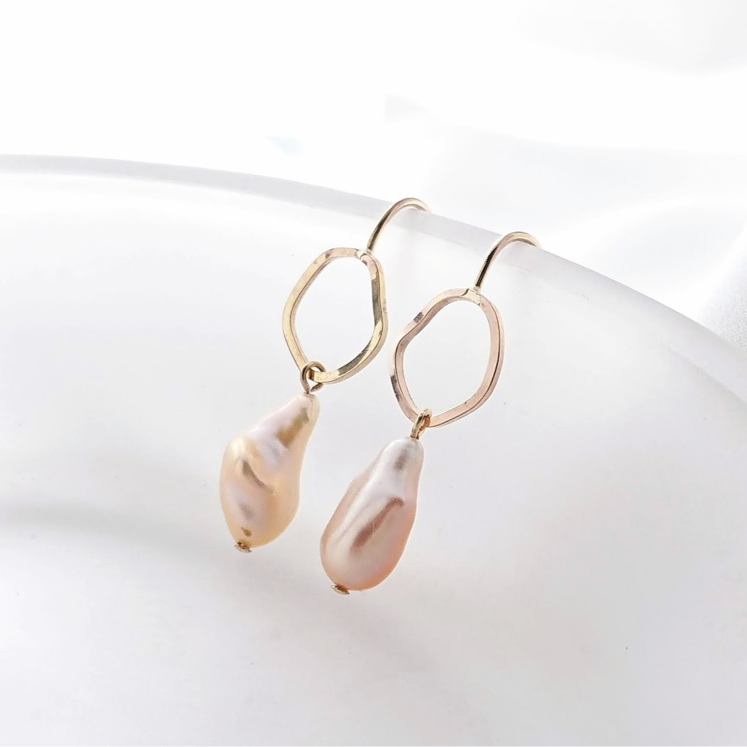 K14GF　バロックパールと変形フープのピアス