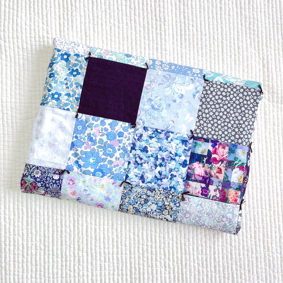 パッチワークキルトのハーフブランケット( ブルー系) ハンドメイド リバティパッチワークブランケット ブルー | iichi 日々の暮らし