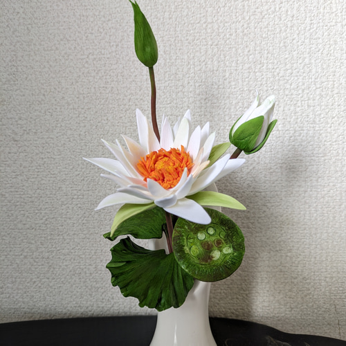 仏花】睡蓮 白い花と実 (粘土製枯れない) アートフラワー kou 通販