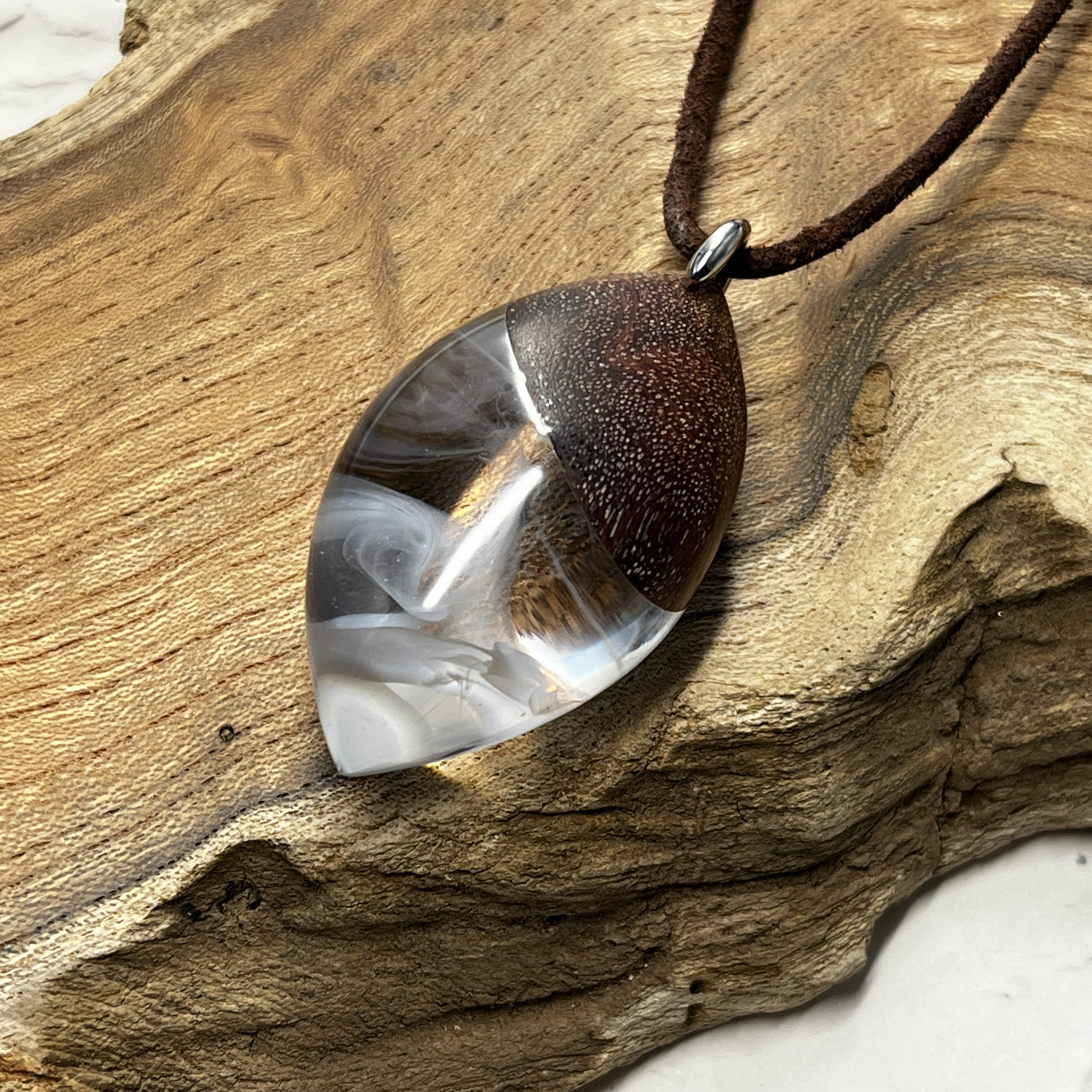 ウッドレジン ネックレス トカゲの瞳〜クリア×ホワイト〜