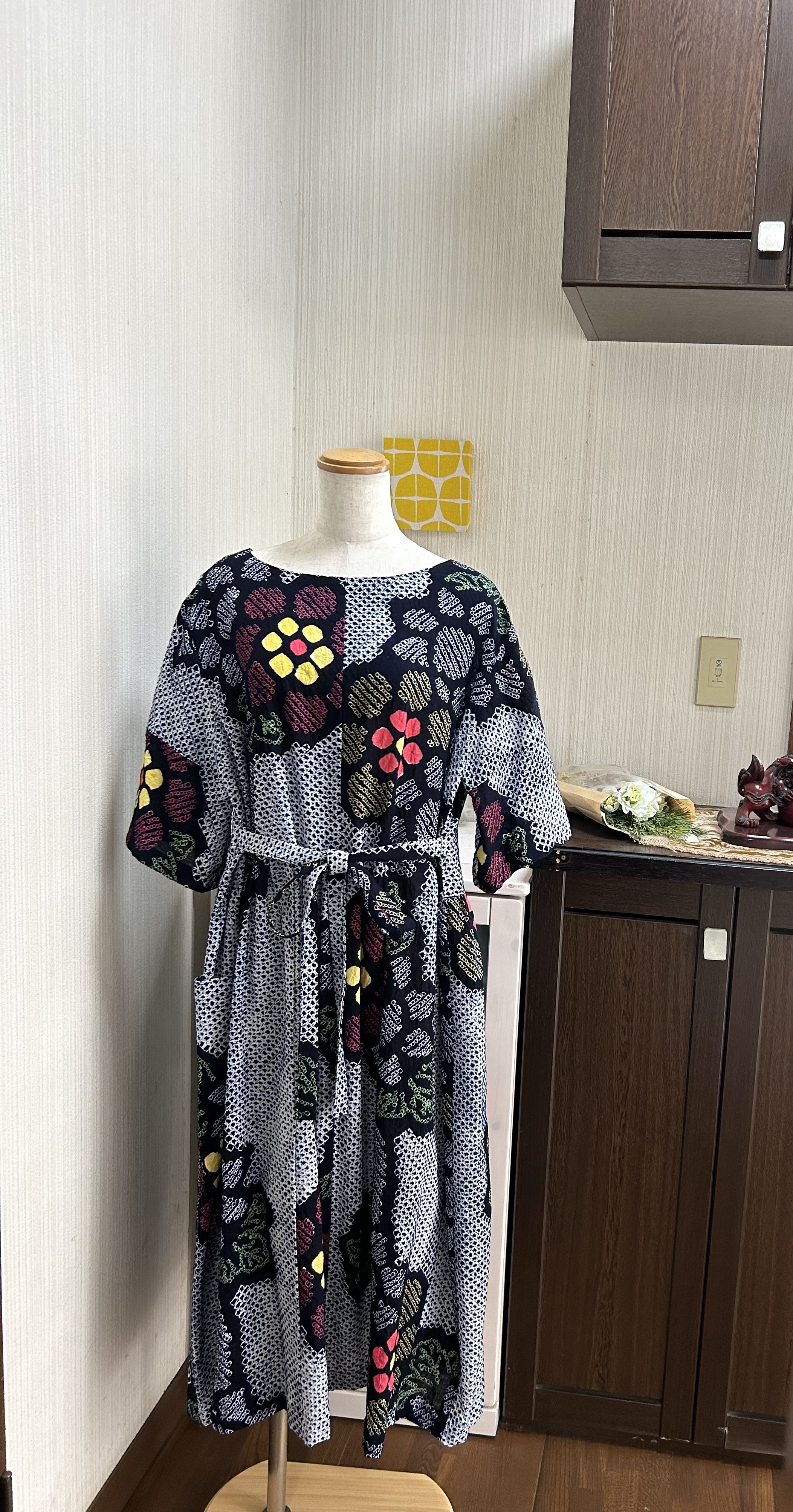 有松絞りリメイク　フレア袖ワンピース　濃紺　花柄　ロング丈　シームポケット 有松絞り ワンピース 後ろVネック ウエストリボン ポケット付き