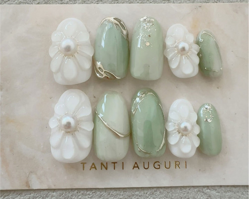 薄い緑 ピスタチオグリーン ネイルチップ ぷっくりフラワー 白