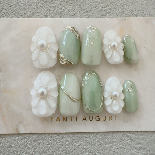 薄い緑 ピスタチオグリーン ネイルチップ ぷっくりフラワー 白