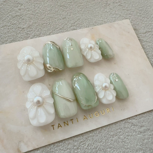 薄い緑 ピスタチオグリーン ネイルチップ ぷっくりフラワー 白