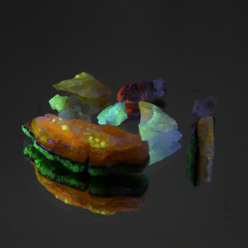 40229-18 北海道産出 (@_@) ☆彡 蛍光オパール原石 天然石 GEO